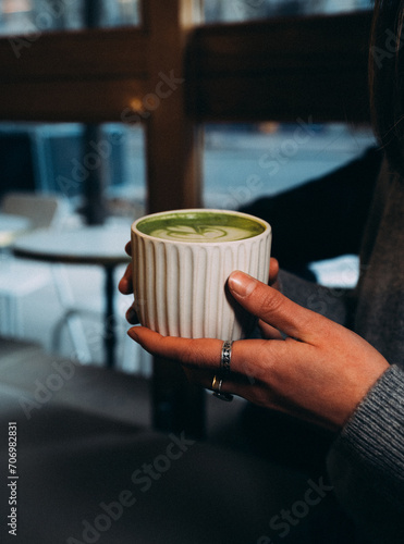 Thé matcha latte dans une tasse céramique avec un dessin