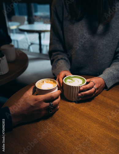Café latte et thé matcha latte dans un bar pour le déjeuner à deux