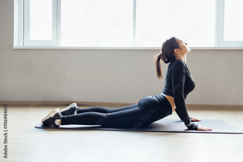 Obraz premium Portrait of fitness smiling brunette woman in sports clothing.