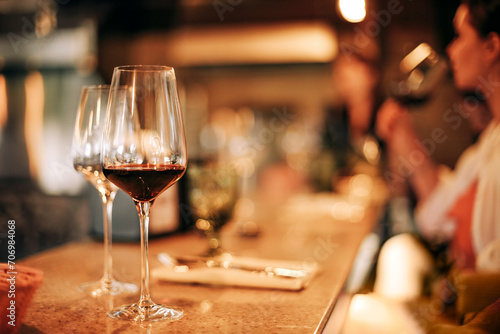 Fotografía Wine bottle and glasses on the table, against the background of wine dinner
