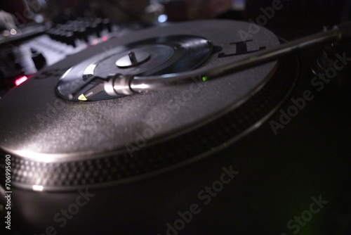 DJ set a una festa con dischi in vinile  photo