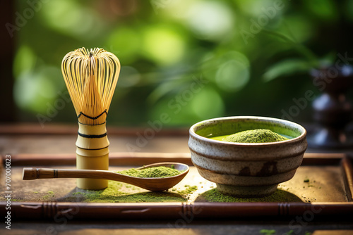 Preparación de té verde matcha japonés con batidor de bambú y medidor sobre mesa de madera
