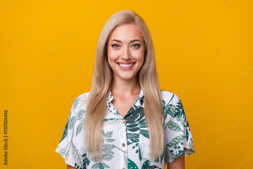 Φωτογραφία Photo of gorgeous toothy beaming lovely woman with straight hairdo dressed print