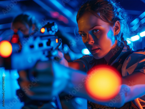 Portrait einer mit Laserpistole zielenden jungen Frau photo