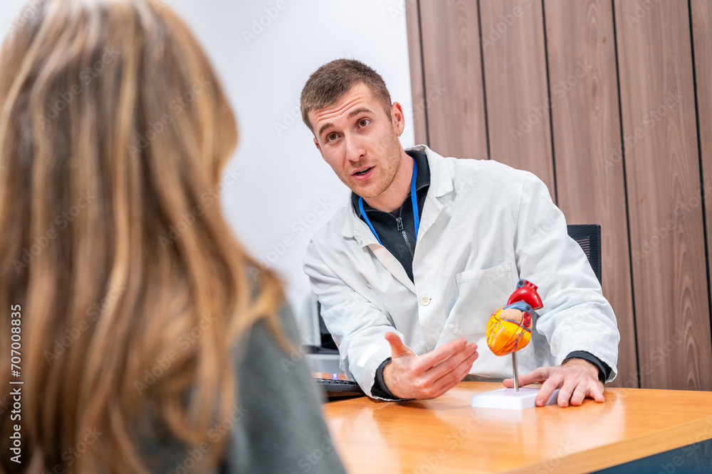 Ταπετσαρία Doctor using a model of a heart to explain surgery