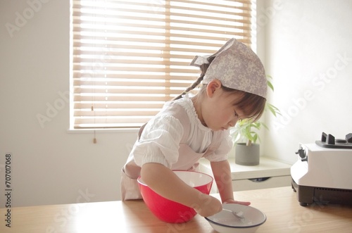 リビングでクッキー作りに夢中な女の子