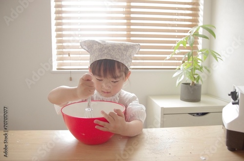 リビングでクッキー作りに夢中な女の子