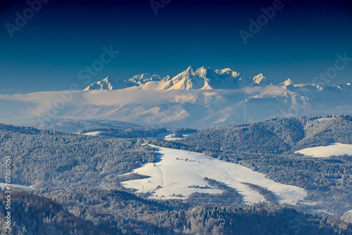 Fototapeta Naklejka Na Ścianę i Meble -  Widok z Malnika nad Muszyną na Tatry zimą. Piękny krajobraz  gór.