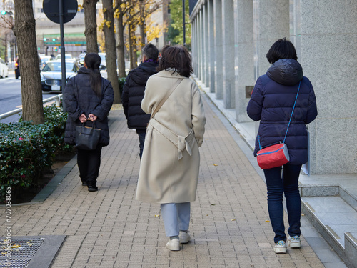 冬の東京の街で歩く観光客の姿