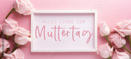 Alles Liebe zum Muttertag Feiertag Grußkarte - Weisses Papier, Rahmen mit deutschem Text und Rosen auf pinkem Tisch Hintergrund, Draufsicht