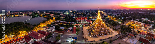 Fotografi Aerial view of Wat Nong Waeng, also known as Phra Mahathat Kaen Nakhon, in Khon