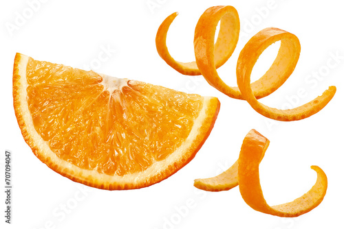 fatia de laranja e raspas de casca de laranja isolado em fundo transparente