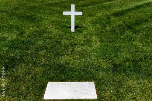 Fotografía White marble tomb and cross at Arlington National Cemetery, a military cemetery in Washington DC, the capital of the United States of America