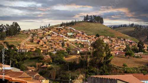 Pueblo de Totora, ubicada en Bolivia en el departamento de Cochabamba, su arquitectura tipo colonial de adobe y teja cerámica es la principal característica y que favorece al turismo del lugar 