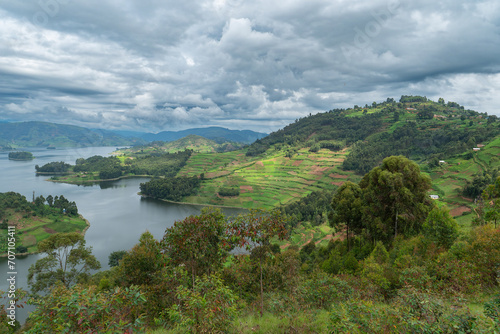 Idyllische Seenlandschaft mit Inseln, Wolken, Bergen und viel Grün in Ostafrika