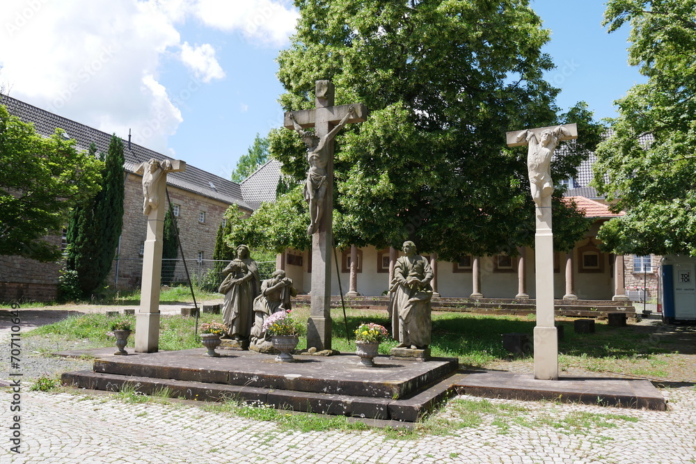Skulptur an der Heiligkreuzkapelle in Blieskastel