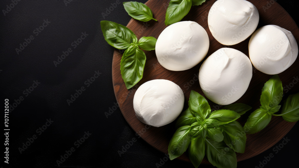 Bolas de mozzarella y hojas de albahaca en la cocina. Bolas de mozzarella y hojas de albahaca en la cocina.