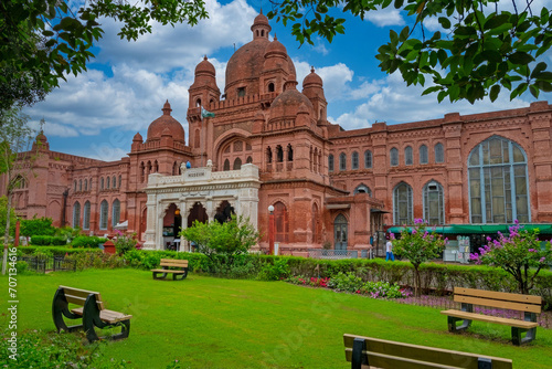 Tableau sur toile Lahore Museum, Pakistan: Grand Red-Brick Architecture with Mughal Influences, Lu