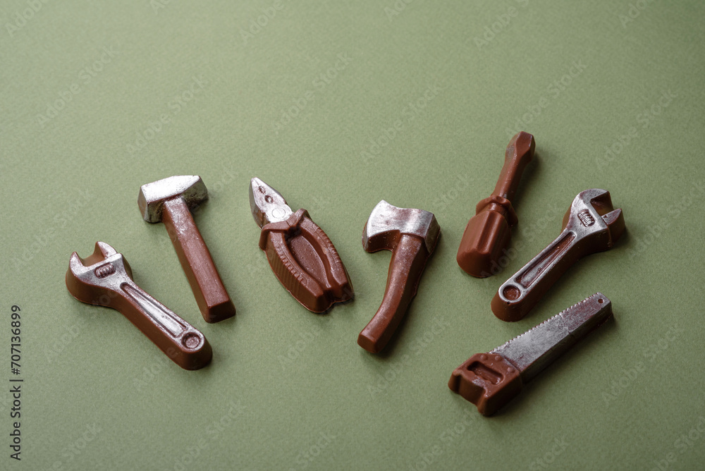 Naklejka premium Tools and inscriptions symbolizing repairs or a garage and its attributes on a plain background