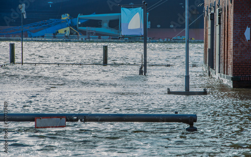 Sturmflut und Elbe Hochwasser am Hamburger Hafen St. Pauli Fischmarkt Fischauktionshalle photo