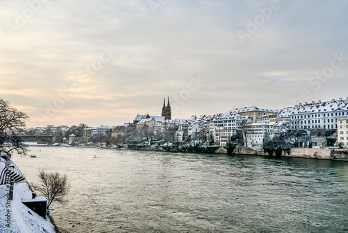 Basel, Kleinbasel, Rhein, Rheinufer, Uferweg, Münster, Kirche, Grossbasel, Basel-Stadt, Altstadt, Altstadthäuser, Wettsteinbrücke, Boote, Schifffahrt, Winter, Schnee, Morgenstimmung, Schweiz  photo