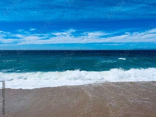 Fototapeta Naklejka Na Ścianę i Meble -  Fresh blue and azure sea, sea horizon background