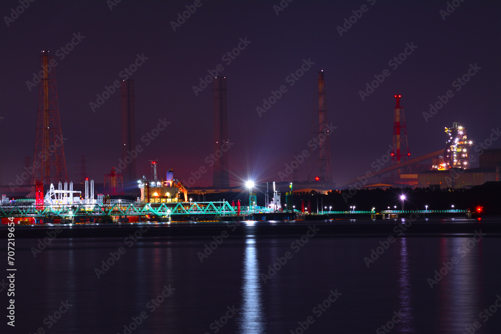 工場夜景と穏やかな海