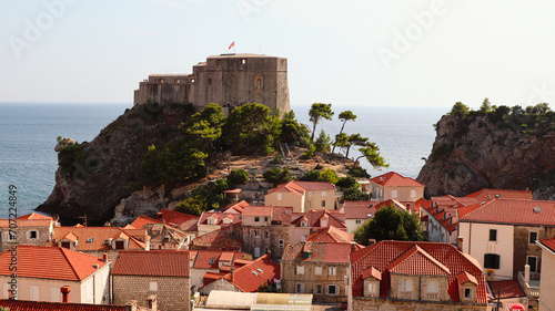 Encantos de Dubrovnik: Arquitetura Histórica e Mar Adriático. A imagem captura a essência de Dubrovnik, uma cidade repleta de história e beleza. photo