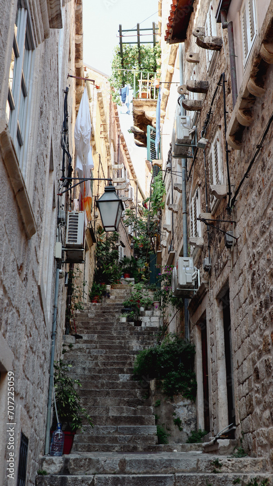 Encantos de Dubrovnik: Arquitetura Histórica e Mar Adriático. A imagem captura a essência de Dubrovnik, uma cidade repleta de história e beleza.