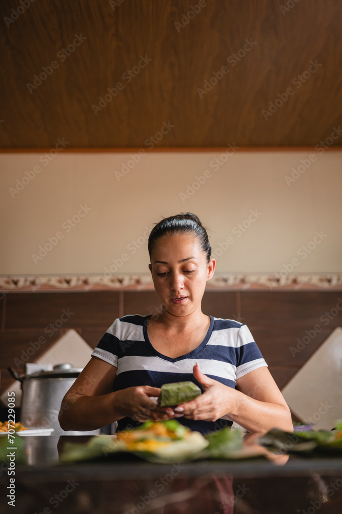 Retrato vertical de una mujer cocinando en su casa Retrato vertical de una mujer cocinando en su casa