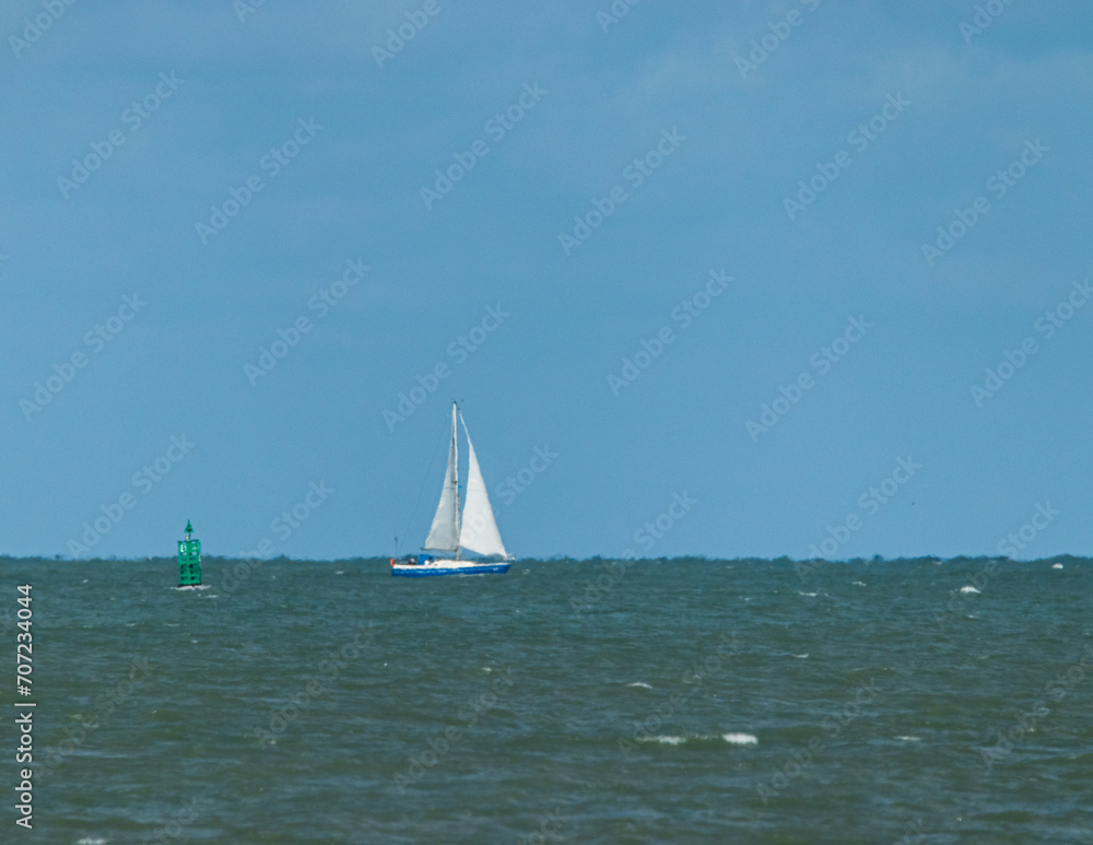 ein kleines Segelboot auf der niederländischen Nordsee