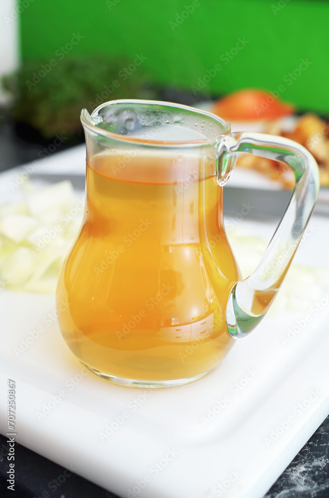 brühe suppe in einer karaffe glas brühe suppe in einer karaffe glas
