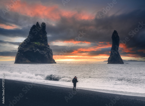 Obraz na płótnie Aerial Reynisfjara Black Sand Beach with Photographer w salonie