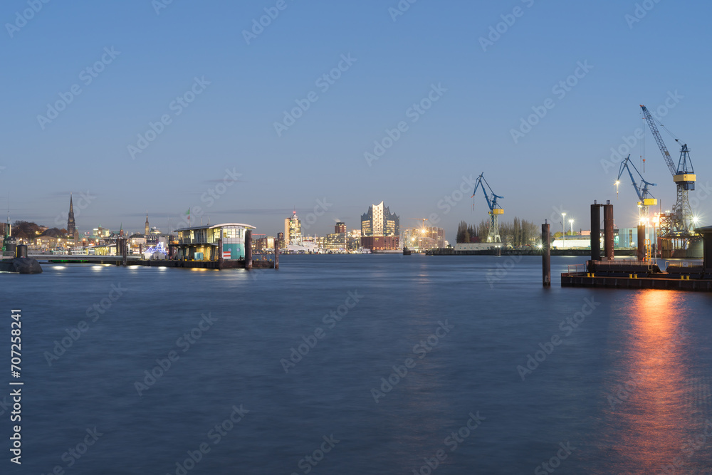 Der Hamburger Hafen in den Abendstunden, immer eine Reise wert