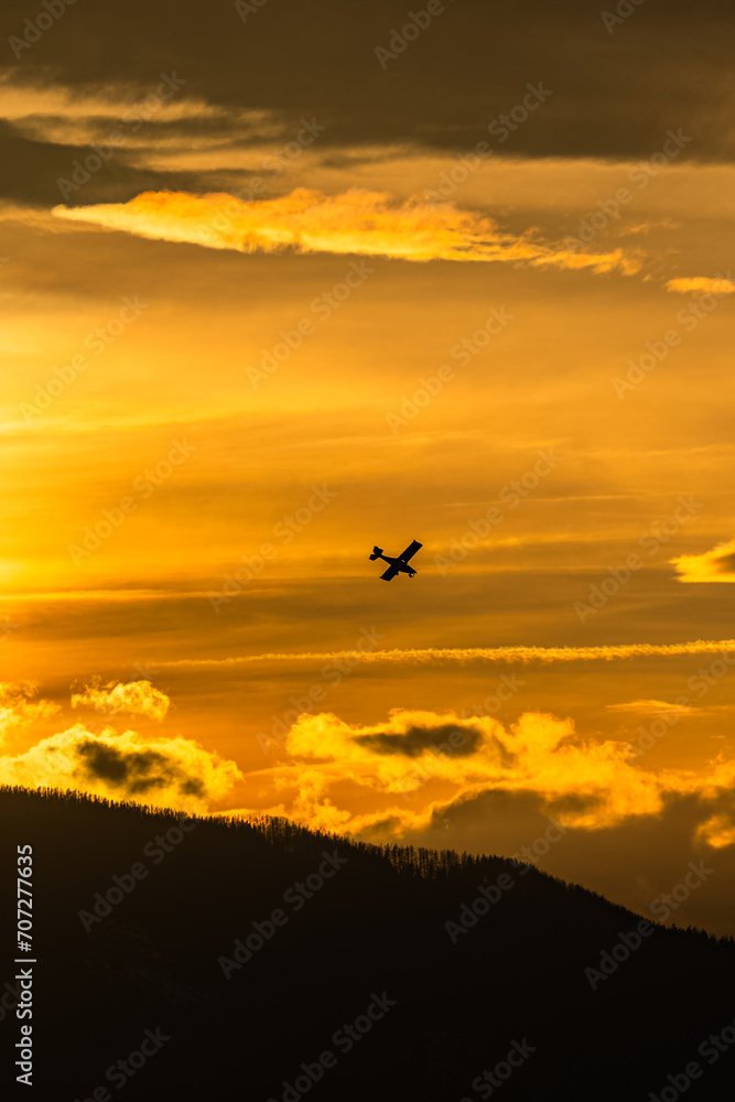 Flugzeug vor Sonnenuntergang 