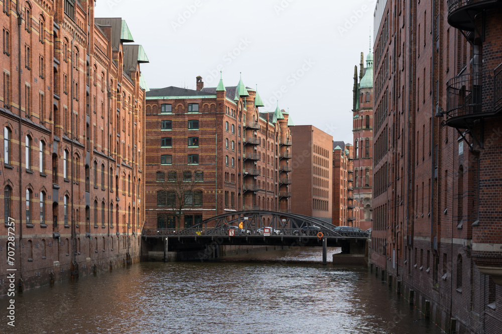 Hamburg alte traditionelle Speicherstadt mit Fleet zwischen den historischen Lagerhäusern für Teppiche und Kaffee