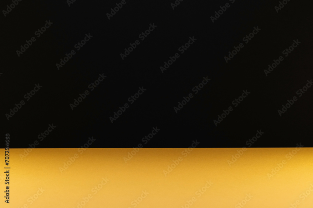 Arrière plan noir sur un support jaune pour des produits avec un rendu 3 D. Plate-forme vide pour cosmétique, bijoux, maquette ou autres objets. Arrière plan noir sur un support jaune pour des produits avec un rendu 3 D. Plate-forme vide pour cosmétique, bijoux, maquette ou autres objets.