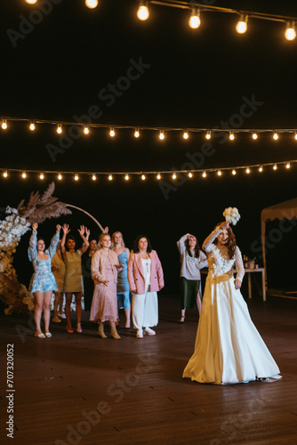 Obraz na płótnie bride in a white dress throws a wedding bouquet w salonie