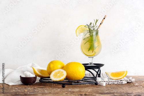 Refreshing lemonade drink w...