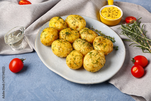 Delicious boiled potatoes w...