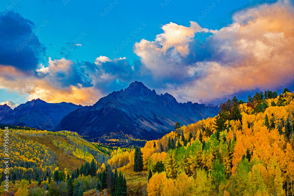 Obraz premium Mount Sneffels in Colorado with fall colored aspen trees at dawn