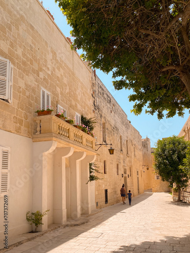 Malta, splendidi palazzi di mattone rustico chiaro, tipico dei paesi caldi. Balconi colorati tradizionali photo