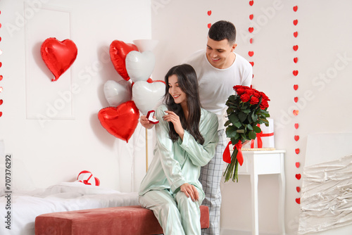 Young man proposing to his ...
