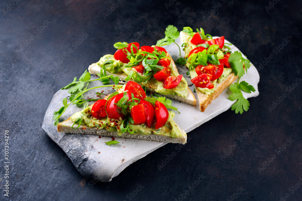 Φωτογραφία Traditionelles Toast Dreieck Sandwich mit Tomaten, Avocado Aufstrich und Kräuter