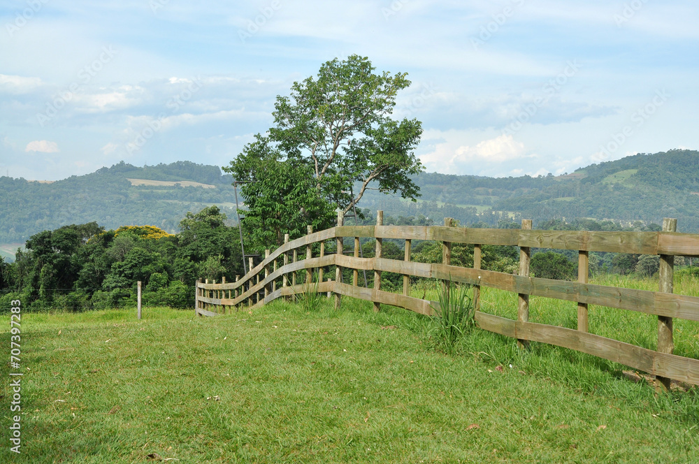 cerca de madeira em fazenda no interior cerca de madeira em fazenda no interior