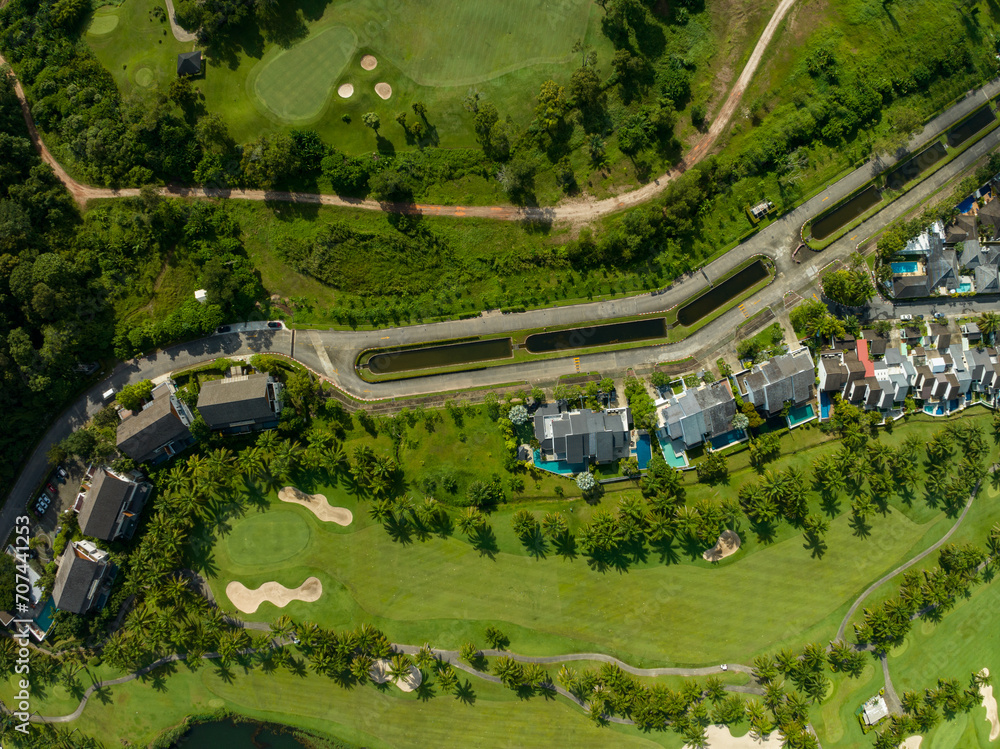 Φωτογραφία Aerial view of beautiful green golf field fairway and putting green,Top view ima
