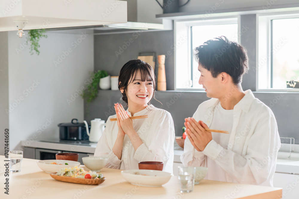 家で食事をする夫婦・カップル(自炊・いただきます)
家で食事をする夫婦・カップル(自炊・いただきます)
