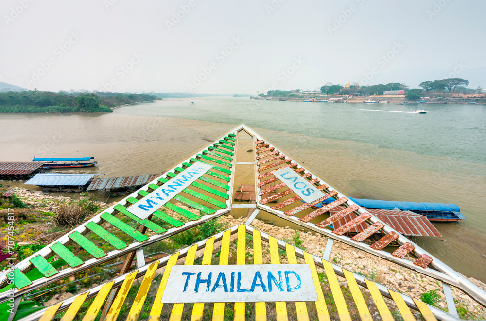 Φωτογραφία Golden Triangle sign,giving directions for visitors,overlooking the Mekong River,Chiang Rai Province,Northern Thailand