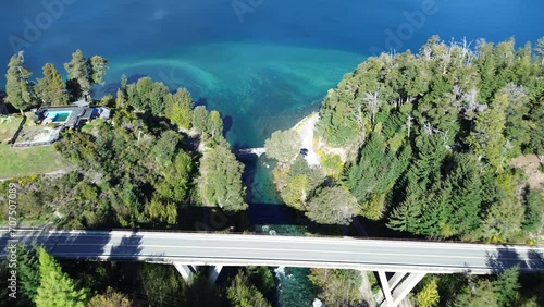 ponte sobre rio de aguas cristalinas vista de cima. photo
