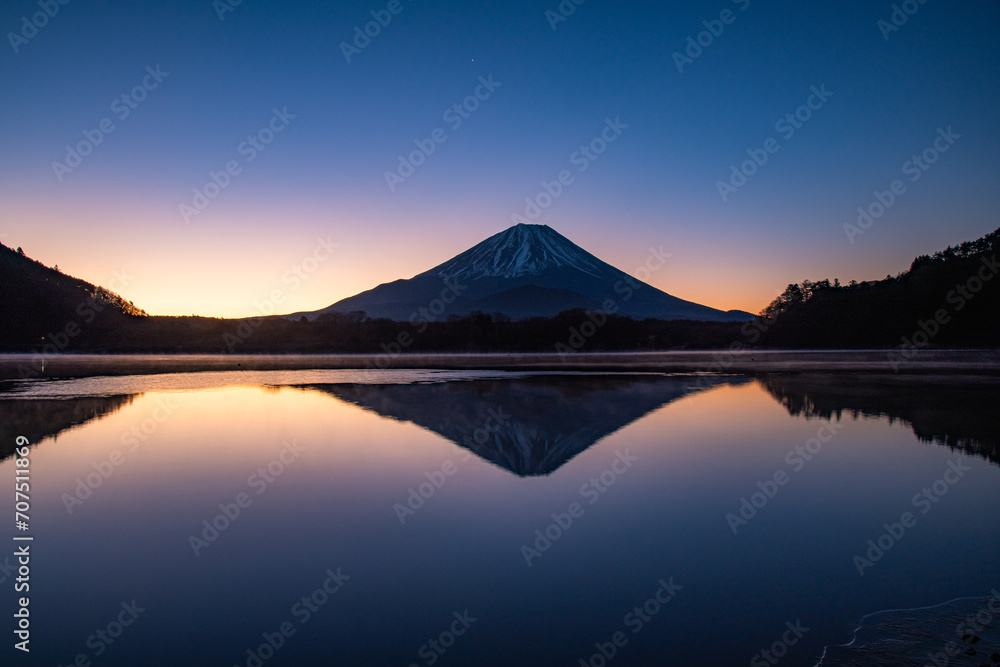 精進湖から夜明けの逆さ富士